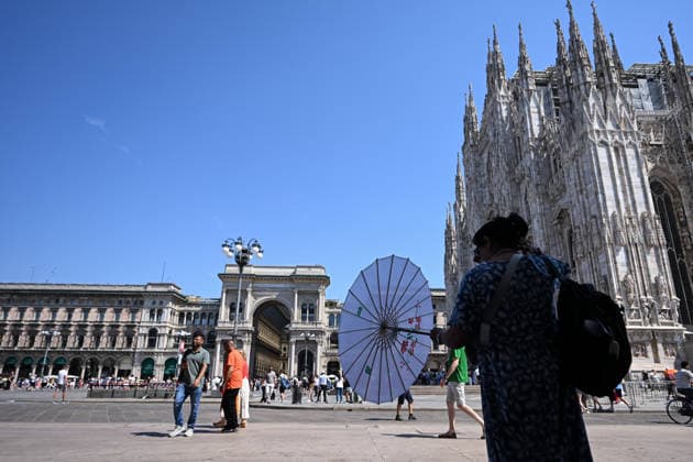 Heatwave in Milan, Italy MILAN, ITALY - JUNE 21: People protect from the heat during a heatwave in Milan, Italy on June 21, 2026 Piero Cruciatti Anadolu Milan Italy. Editorial use only. Please get in touch for any other usage.  Copyright: x2026xAnadoluxPieroxCruciattix