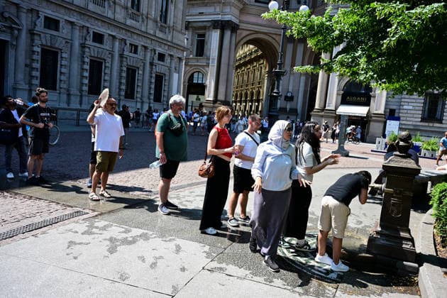 Heatwave in Milan, Italy MILAN, ITALY - JUNE 21: People wait in line to drink from a public fountain during a heatwave in Milan, Italy on June 21, 2026 Piero Cruciatti Anadolu Milan Italy. Editorial use only. Please get in touch for any other usage.  Copyright: x2026xAnadoluxPieroxCruciattix