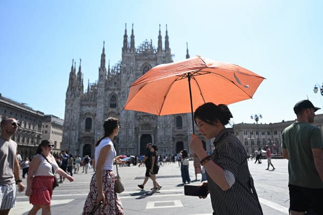 Heatwave in Milan, Italy MILAN, ITALY - JUNE 21: People protect from the heat during a heatwave in Milan, Italy on June 21, 2026 Piero Cruciatti Anadolu Milan Italy. Editorial use only. Please get in touch for any other usage.  Copyright: x2026xAnadoluxPieroxCruciattix