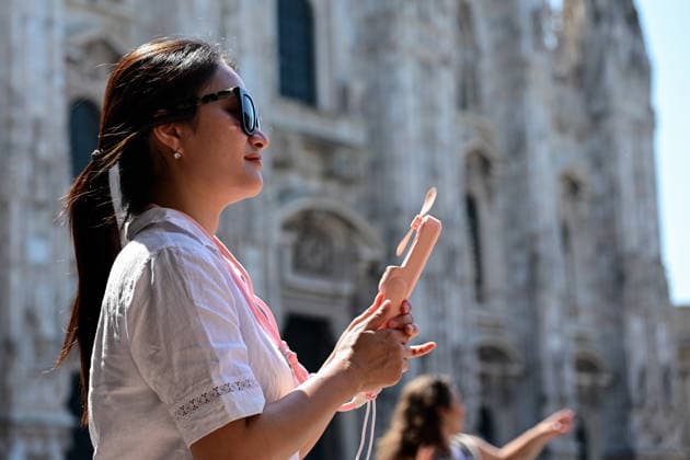 Heatwave in Milan, Italy MILAN, ITALY - JUNE 21: A woman uses an electric fan to protect from the heat during a heatwave in Milan, Italy on June 21, 2026 Piero Cruciatti Anadolu Milan Italy. Editorial use only. Please get in touch for any other usage.  Copyright: x2026xAnadoluxPieroxCruciattix