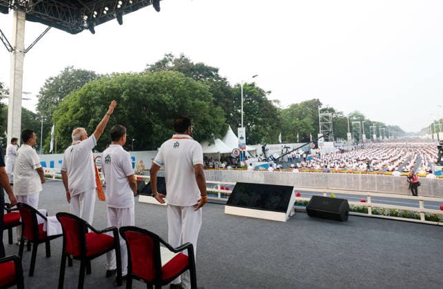 PM Modi takes part in 12th International Day of Yoga celebrations Kolkata, Jun 21 (ANI): Prime Minister Narendra Modi waves at the people during the 12th International Day of Yoga celebrations, in Kolkata on Sunday. West Bengal Governor R.N. Ravi, Chief Minister Suvendu Adhikari and Union MoS (I C) Prataprao Ganpatrao Jadhav also present. (DPR PMO ANI Photo) Kolkata West Bengal India Copyright: xANIx ANI_20260621015