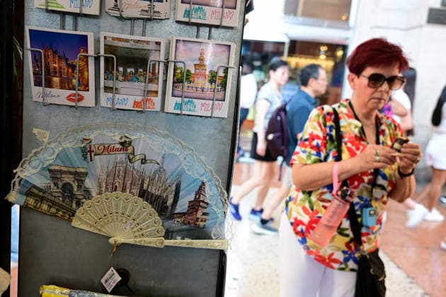 Heatwave in Milan, Italy MILAN, ITALY - JUNE 21: A fan depicting the Duomo is seen hanging in a tourist shop during a heatwave in Milan, Italy on June 21, 2026 Piero Cruciatti Anadolu Milan Italy. Editorial use only. Please get in touch for any other usage.  Copyright: x2026xAnadoluxPieroxCruciattix
