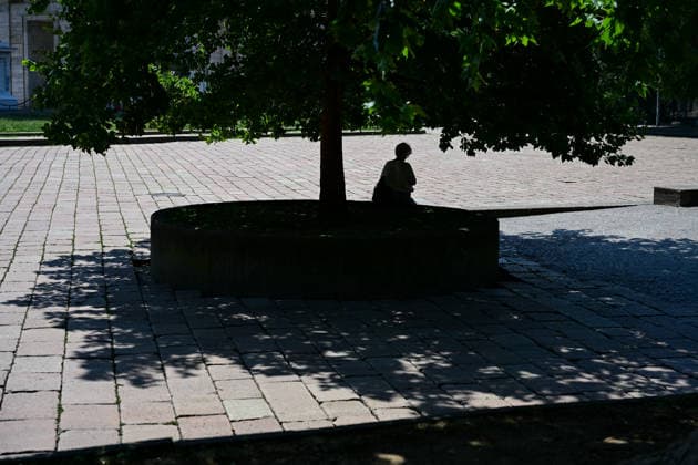 Heatwave in Milan, Italy MILAN, ITALY - JUNE 21: A woman sits in the shadows during a heatwave in Milan, Italy on June 21, 2026 Piero Cruciatti Anadolu Milan Italy. Editorial use only. Please get in touch for any other usage.  Copyright: x2026xAnadoluxPieroxCruciattix