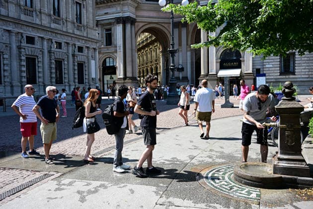 Heatwave in Milan, Italy MILAN, ITALY - JUNE 21: People wait in line to drink from a public fountain during a heatwave in Milan, Italy on June 21, 2026 Piero Cruciatti Anadolu Milan Italy. Editorial use only. Please get in touch for any other usage.  Copyright: x2026xAnadoluxPieroxCruciattix