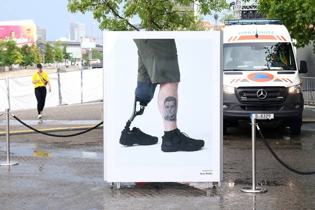 veteranentag berlin Berlin, 21.06.2026 Bundestagspräsidentin Julia Klöckner eröffnet die Fotoazustellung von Fotograf und Sänger Bryan Adams zum Nationalen Veteranentag *** Veterans Day in Berlin, Berlin, June 21, 2026 Copyright: xMatthiasxGränzdörferx