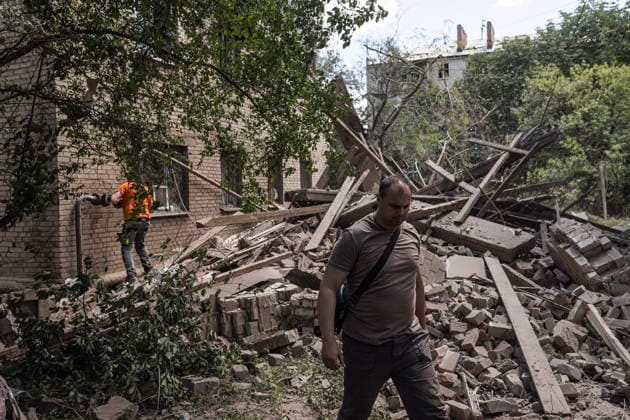 Aftermath of Russian airstrike in Sloviansk SLOVIANSK, UKRAINE - JUNE 21: The aftermath of a Russian attack using a multiple rocket launcher system on a neighbourhood in the city of Sloviansk, Ukraine, 21 June 2026 Diego Herrera Carcedo Anadolu Sloviansk Ukraine. Editorial use only. Please get in touch for any other usage.  Copyright: x2026xAnadoluxDiegoxHerreraxCarcedox