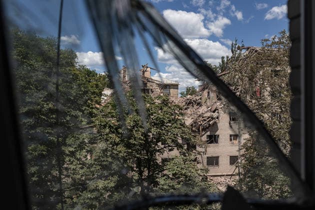 Aftermath of Russian airstrike in Sloviansk SLOVIANSK, UKRAINE - JUNE 21: The aftermath of a Russian attack using a multiple rocket launcher system on a neighbourhood in the city of Sloviansk, Ukraine, 21 June 2026 Diego Herrera Carcedo Anadolu Sloviansk Ukraine. Editorial use only. Please get in touch for any other usage.  Copyright: x2026xAnadoluxDiegoxHerreraxCarcedox