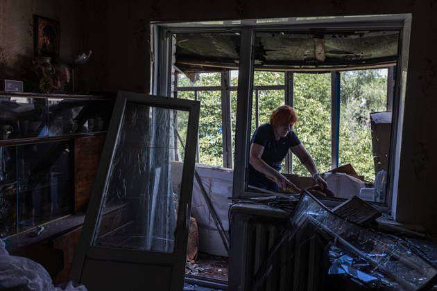 Aftermath of Russian airstrike in Sloviansk SLOVIANSK, UKRAINE - JUNE 21: A woman clears rubble from her home following a Russian attack using a multiple rocket launcher system on a neighbourhood in the city of Sloviansk, Ukraine, 21 June 2026 Diego Herrera Carcedo Anadolu Sloviansk Ukraine. Editorial use only. Please get in touch for any other usage.  Copyright: x2026xAnadoluxDiegoxHerreraxCarcedox