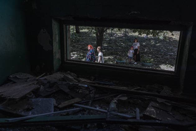 Aftermath of Russian airstrike in Sloviansk SLOVIANSK, UKRAINE - JUNE 21: A mother and her son at the scene of a Russian attack using a multiple rocket launcher system on a neighbourhood in the city of Sloviansk, Ukraine, 21 June 2026 Diego Herrera Carcedo Anadolu Sloviansk Ukraine. Editorial use only. Please get in touch for any other usage.  Copyright: x2026xAnadoluxDiegoxHerreraxCarcedox
