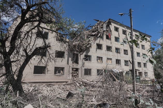 Aftermath of Russian airstrike in Sloviansk SLOVIANSK, UKRAINE - JUNE 21: The aftermath of a Russian attack using a multiple rocket launcher system on a neighbourhood in the city of Sloviansk, Ukraine, 21 June 2026 Diego Herrera Carcedo Anadolu Sloviansk Ukraine. Editorial use only. Please get in touch for any other usage.  Copyright: x2026xAnadoluxDiegoxHerreraxCarcedox