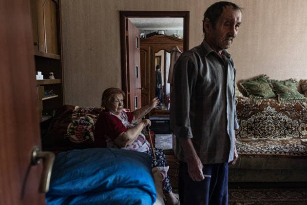 Aftermath of Russian airstrike in Sloviansk SLOVIANSK, UKRAINE - JUNE 21: An elderly couple in their home, which was damaged following a Russian attack using a multiple rocket launcher system on a neighbourhood in the city of Sloviansk, Ukraine, 21 June 2026 Diego Herrera Carcedo Anadolu Sloviansk Ukraine. Editorial use only. Please get in touch for any other usage.  Copyright: x2026xAnadoluxDiegoxHerreraxCarcedox