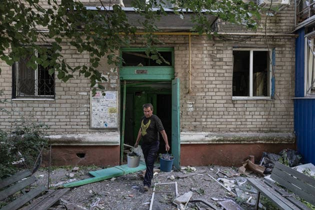 Aftermath of Russian airstrike in Sloviansk SLOVIANSK, UKRAINE - JUNE 21: A resident carries two buckets of rubble from his home following a Russian attack using a multiple rocket launcher system on a neighbourhood in the city of Sloviansk, Ukraine, 21 June 2026 Diego Herrera Carcedo Anadolu Sloviansk Ukraine. Editorial use only. Please get in touch for any other usage.  Copyright: x2026xAnadoluxDiegoxHerreraxCarcedox