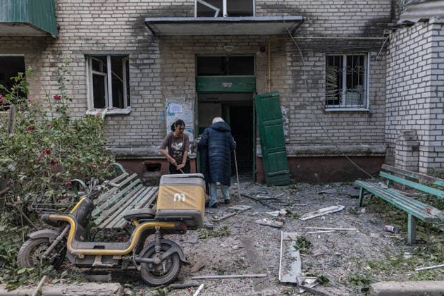 Aftermath of Russian airstrike in Sloviansk SLOVIANSK, UKRAINE - JUNE 21: A woman clears rubble from her home following a Russian attack using a multiple rocket launcher system on a neighbourhood in the city of Sloviansk, Ukraine, 21 June 2026 Diego Herrera Carcedo Anadolu Sloviansk Ukraine. Editorial use only. Please get in touch for any other usage.  Copyright: x2026xAnadoluxDiegoxHerreraxCarcedox