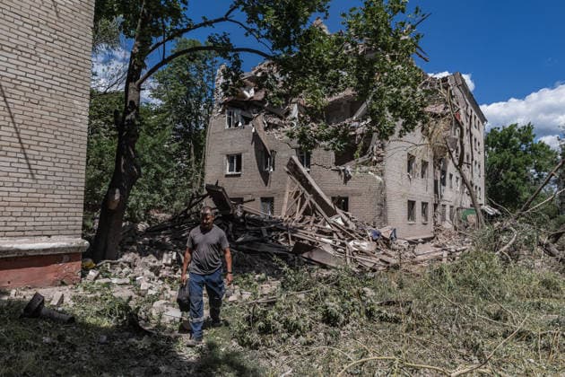 Aftermath of Russian airstrike in Sloviansk SLOVIANSK, UKRAINE - JUNE 21: The aftermath of a Russian attack using a multiple rocket launcher system on a neighbourhood in the city of Sloviansk, Ukraine, 21 June 2026 Diego Herrera Carcedo Anadolu Sloviansk Ukraine. Editorial use only. Please get in touch for any other usage.  Copyright: x2026xAnadoluxDiegoxHerreraxCarcedox