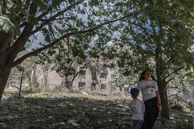 Aftermath of Russian airstrike in Sloviansk SLOVIANSK, UKRAINE - JUNE 21: A mother and her son at the scene of a Russian attack using a multiple rocket launcher system on a neighbourhood in the city of Sloviansk, Ukraine, 21 June 2026 Diego Herrera Carcedo Anadolu Sloviansk Ukraine. Editorial use only. Please get in touch for any other usage.  Copyright: x2026xAnadoluxDiegoxHerreraxCarcedox