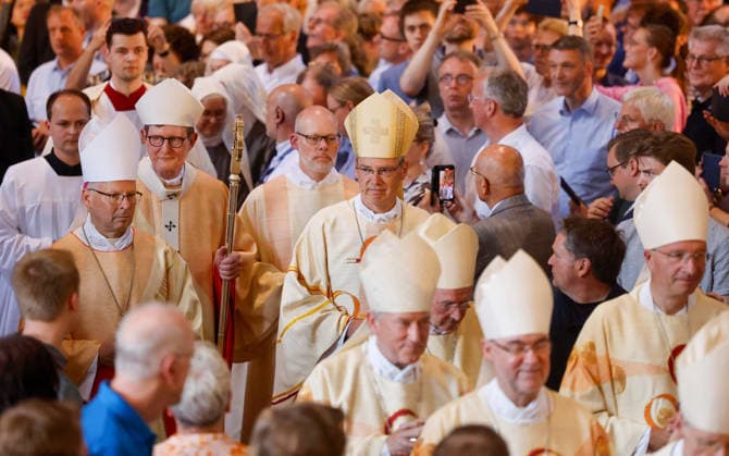 Der katholische Theologe Heiner Wilmer wird im Muensteraner Dom offiziell als 77. Bischof von Muenster in sein Amt eingefuehrt (Foto vom 21.06.2026, im Bild: Einzug Wilmers in den Dom). Er folgt an der Spitze des mitgliederstaerksten deutschen Bistums mit rund 1,6 Millionen Katholiken auf Felix Genn. Dieser war im Maerz 2025 mit 75 Jahren aus Altersgruenden als Muensteraner Bischof zurueckgetreten. Wilmer ist bislang Bischof von Hildesheim. Seit Ende Februar ist der 65-Jaehrige auch Vorsitzender der katholischen Deutschen Bischofskonferenz. (Siehe epd-Meldung vom 21.06.2026) EDITORIAL USE ONLY *** Catholic theologian Heiner Wilmer is officially installed as the 77th Bishop of Münster in Münster Cathedral. Photo taken on June 21, 2026, The p Copyright: epd-bild DetlefxHeese epd-Amtseinfuehrung_Wilmer1