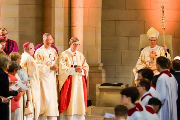 Der katholische Theologe Heiner Wilmer wird im Muensteraner Dom offiziell als 77. Bischof von Muenster in sein Amt eingefuehrt (Foto vom 21.06.2026, im Bild: Heiner Wilmer (re.) bei der Inbesitznahme der Kathedra; links neben ihm: Erzbischof Rainer Maria Kardinal Woelki und Michael Gerber, Stellvertretender Vorsitzender der Deutschen Bischofskonferenz). Er folgt an der Spitze des mitgliederstaerksten deutschen Bistums mit rund 1,6 Millionen Katholiken auf Felix Genn. Dieser war im Maerz 2025 mit 75 Jahren aus Altersgruenden als Muensteraner Bischof zurueckgetreten. Wilmer war bislang Bischof von Hildesheim. Seit Ende Februar ist der 65-Jaehrige auch Vorsitzender der katholischen Deutschen Bischofskonferenz. (Siehe epd-Meldung vom 21.06.2026 Copyright: epd-bild DetlefxHeese epd-Bischof-Wilmeer-MS-479