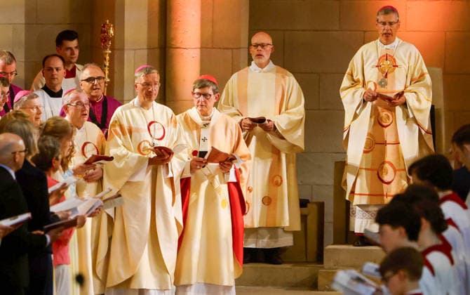 Der katholische Theologe Heiner Wilmer wird im Muensteraner Dom offiziell als 77. Bischof von Muenster in sein Amt eingefuehrt (Foto vom 21.06.2026, im Bild: Heiner Wilmer (re.) steht vor dem Bischofsstuhl (Kathedra)). Er folgt an der Spitze des mitgliederstaerksten deutschen Bistums mit rund 1,6 Millionen Katholiken auf Felix Genn. Dieser war im Maerz 2025 mit 75 Jahren aus Altersgruenden als Muensteraner Bischof zurueckgetreten. Wilmer war bislang Bischof von Hildesheim. Seit Ende Februar ist der 65-Jaehrige auch Vorsitzender der katholischen Deutschen Bischofskonferenz. (Siehe epd-Meldung vom 21.06.2026) EDITORIAL USE ONLY *** Catholic theologian Heiner Wilmer is officially installed as the 77th Bishop of Münster in Münster Cathedral. Ph Copyright: epd-bild DetlefxHeese epd-Bischof-Wilmeer-MS-532_b