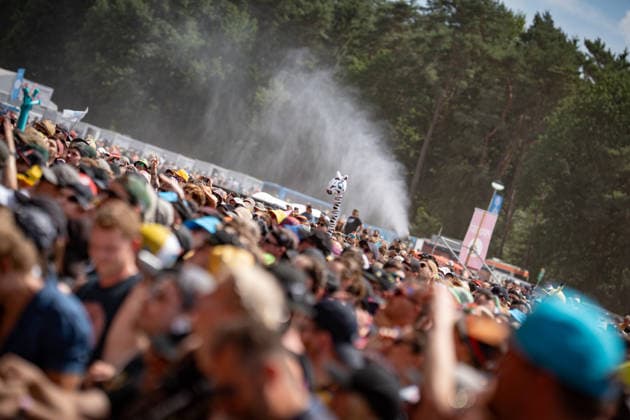 Blick auf das Festivalgelände mit Publikum, 21.06.2026 - Schneekanone zur Abkühlung der Festivalteilnehmer;Hurricane-Musikfestival 2026 in Scheeßel, Nidersachsen, Scheeßel Niedersachsen Deutschland Festivalgelände
