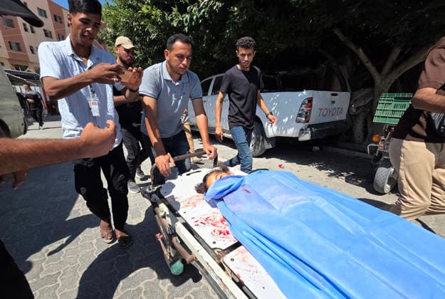 Casualties arrive at Nasser Medical Complex after strike in al-Mawasi Paramedics transport the body of a Palestinian child, the body of another Palestinian, and several wounded people to Nasser Medical Complex in Khan Younis, southern Gaza Strip, on June 21, 2026, following an Israeli strike that targeted a group of Palestinians near Dream Hall in the al-Mawasi area west of the city. Photo by Tariq Mohammad APA Images Khan Yunis Gaza Strip Palestinian Territory 210626_Khan_Yunis_TM_02(8) Copyright: xapaimagesxTariqxMohammad xapaimagesx