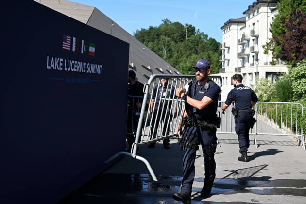 (260621) -- BUERGENSTOCK, June 21, 2026 -- Police officers are seen in Buergenstock near Lucerne, Switzerland, June 21, 2026. U.S. and Iranian negotiators started talks Sunday at Buergenstock mountain resort in central Switzerland on implementing a memorandum of understanding signed by the two sides to reach a final deal. ) (SpotNews)SWITZERLAND-BUERGENSTOCK-U.S.-IRAN TALKS LianxYi 