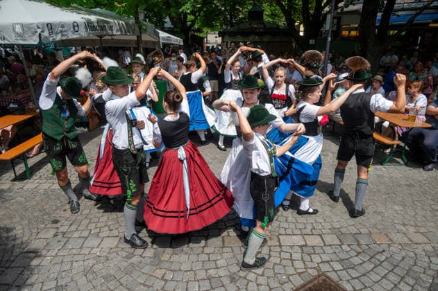 Muenchen, Fest der Blasmusik und Tracht im Biergarten am Viktualienmarkt, die Jugendgruppe GTEV Kirchstoana Sindelsdorf *** Munich, Brass Band and Traditional Costume Festival in the beer garden at the Viktualienmarkt, the GTEV Kirchstoana Sindelsdorf youth group ,detected_source_language
