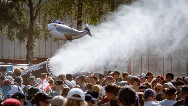 Blick auf das Festivalgelände mit Publikum, 21.06.2026 - Schneekanone zur Abkühlung der Festivalteilnehmer;Hurricane-Musikfestival 2026 in Scheeßel, Nidersachsen, Scheeßel Niedersachsen Deutschland Festivalgelände