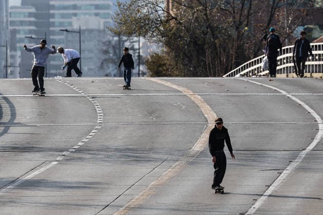 Santiago, June 21, 2026 Skaters of all ages and genders gather at the Escuela Militar Bridge to celebrate World Skateboarding Day and skate down Apoquindo Avenue in Las Condes. Diego Martin Aton, Chile, Aton 1166801 jpeg,detected_source_language  Copyright: DIEGOxMARTIN ATONxCHILE
