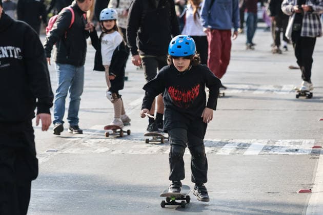 Santiago, June 21, 2026 Skaters of all ages and genders gather at the Escuela Militar Bridge to celebrate World Skateboarding Day and skate down Apoquindo Avenue in Las Condes. Diego Martin Aton Chile, Aton 1166811 jpeg,detected_source_language  Copyright: DIEGOxMARTIN ATONxCHILE