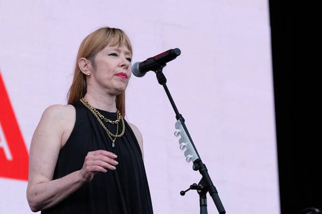 June 21, 2026, Newport, United Kingdom: American singer-songwriter Suzanne Nadine Vega known professionally as Suzanne Vega performing live at the Isle of Wight festival. Newport United Kingdom - ZUMAs197 20260621_aaa_s197_036 Copyright: xDawnxFletcher-Parkx
