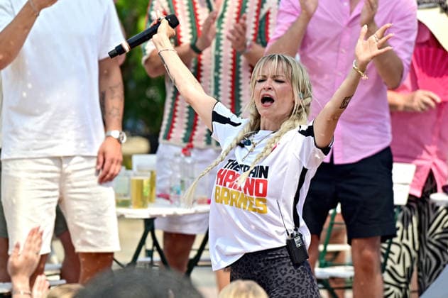ZDF - Fernsehgarten. Sängerin Mia Julia Brückner während der ZDF - Unterhaltungsshow Fernsehgarten am 21.06.2026 in Mainz. 20260621MWI128996 *** ZDF Fernsehgarten singer Mia Julia Brückner during the ZDF entertainment show Fernsehgarten on June 21, 2026, in Mainz 20260621MWI128996,detected_source_language