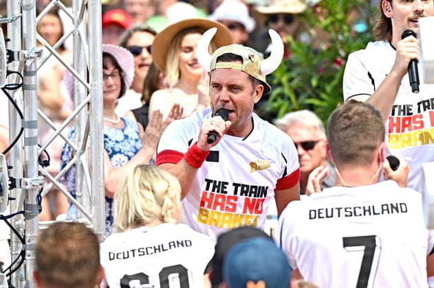 ZDF - Fernsehgarten. Sänger Lorenz Büffel ( Stefan Scheichel-Gierten ) während der ZDF - Unterhaltungsshow Fernsehgarten am 21.06.2026 in Mainz. 20260621MWI129024 *** ZDF Fernsehgarten singers Lorenz Büffel and Stefan Scheichel Gierten during the ZDF entertainment show Fernsehgarten on June 21, 2026, in Mainz 20260621MWI129024,detected_source_language