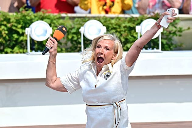 ZDF - Fernsehgarten. Fernsehmoderatorin Andrea Kiwi Kiewel während der ZDF - Unterhaltungsshow Fernsehgarten am 21.06.2026 in Mainz. 20260621MWI1289162 *** ZDF Fernsehgarten