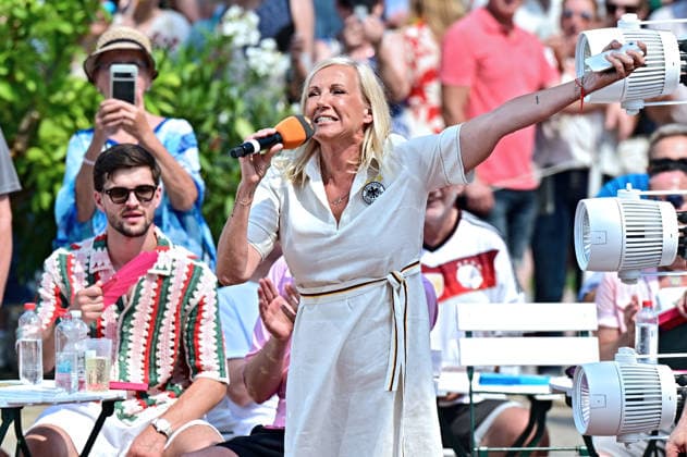 ZDF - Fernsehgarten. Fernsehmoderatorin Andrea Kiwi Kiewel während der ZDF - Unterhaltungsshow Fernsehgarten am 21.06.2026 in Mainz. 20260621MWI128924 *** ZDF Fernsehgarten