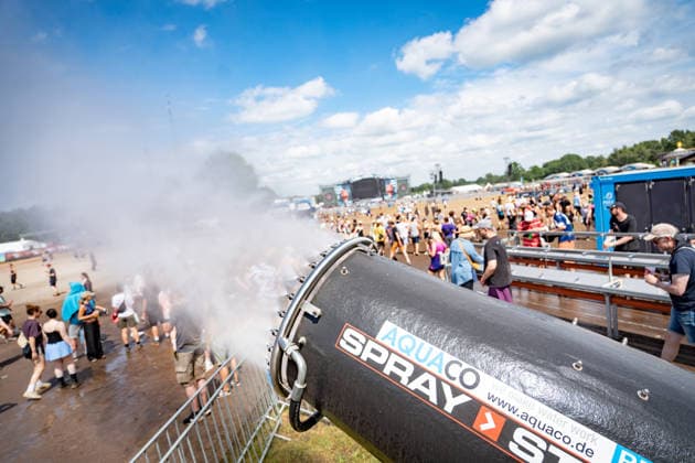 Blick auf das Festivalgelände mit Publikum, 21.06.2026 - Schneekanone zur Abkühlung der Festivalteilnehmer;Hurricane-Musikfestival 2026 in Scheeßel, Nidersachsen, Scheeßel Niedersachsen Deutschland Festivalgelände