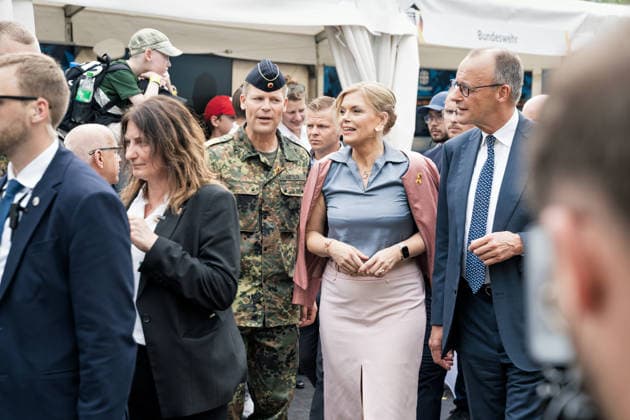 Berlin,21.06.2026,Nationaler Veteranentag im Regierungsviertel.Bundestagspräsidentin Julia Klöckner und Bundeskanzler Friedrich Merz beim Rundgang *** Berlin, June 21, 2026—National Veterans Day in the government district