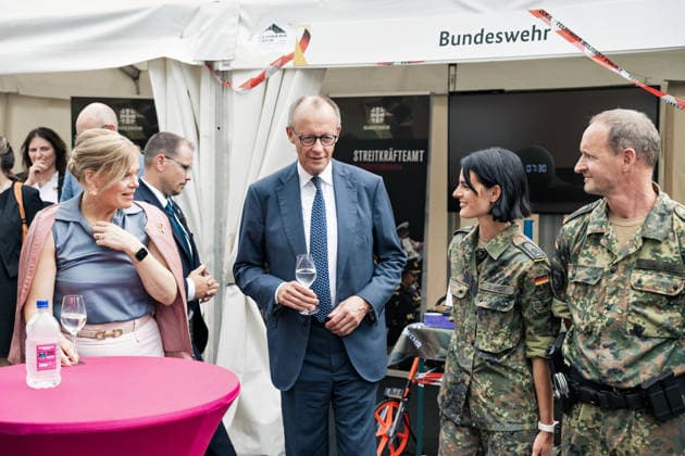 Berlin,21.06.2026,Nationaler Veteranentag im Regierungsviertel.Bundestagspräsidentin Julia Klöckner und Bundeskanzler Friedrich Merz beim Rundgang *** Berlin, June 21, 2026—National Veterans Day in the government district
