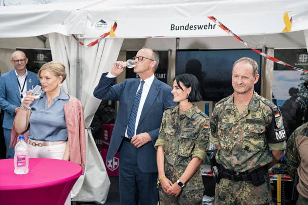 Berlin,21.06.2026,Nationaler Veteranentag im Regierungsviertel.Bundestagspräsidentin Julia Klöckner und Bundeskanzler Friedrich Merz beim Rundgang *** Berlin, June 21, 2026—National Veterans Day in the government district