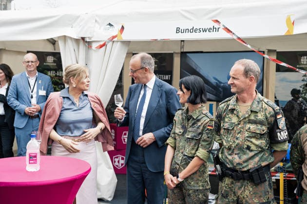 Berlin,21.06.2026,Nationaler Veteranentag im Regierungsviertel.Bundestagspräsidentin Julia Klöckner und Bundeskanzler Friedrich Merz beim Rundgang *** Berlin, June 21, 2026—National Veterans Day in the government district