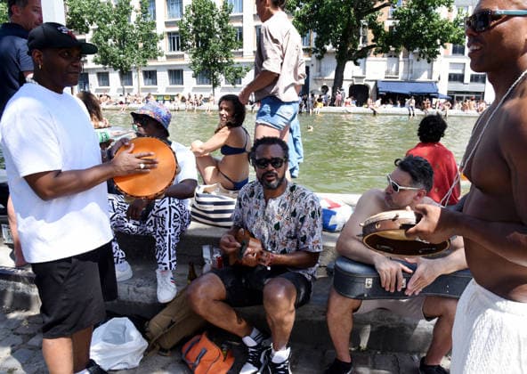 RECORD DATE NOT STATED Music Festival Amid Heatwave In Paris Music Festival 2026 in the Canal Saint-Martin, amid a heatwave in Paris, 40?C expected towards temperature records in France on June 21, 2026. Meteo France has triggered a red heat wave alert in 35 departments. Photo by Alain Apaydin ABACAPRESS  Copyright: xApaydinxAlain ABACAx
