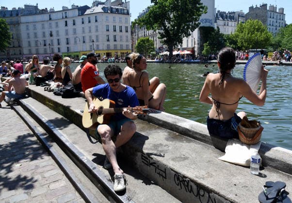 RECORD DATE NOT STATED Music Festival Amid Heatwave In Paris Music Festival 2026 in the Canal Saint-Martin, amid a heatwave in Paris, 40?C expected towards temperature records in France on June 21, 2026. Meteo France has triggered a red heat wave alert in 35 departments. Photo by Alain Apaydin ABACAPRESS  Copyright: xApaydinxAlain ABACAx