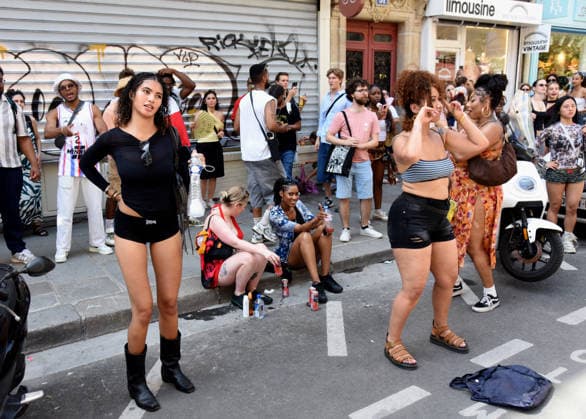 RECORD DATE NOT STATED Music Festival Amid Heatwave In Paris Music Festival 2026 in the Canal Saint-Martin, amid a heatwave in Paris, 40?C expected towards temperature records in France on June 21, 2026. Meteo France has triggered a red heat wave alert in 35 departments. Photo by Alain Apaydin ABACAPRESS  Copyright: xApaydinxAlain ABACAx