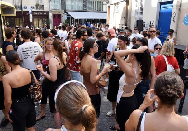 RECORD DATE NOT STATED Music Festival Amid Heatwave In Paris Music Festival 2026 in the Canal Saint-Martin, amid a heatwave in Paris, 40?C expected towards temperature records in France on June 21, 2026. Meteo France has triggered a red heat wave alert in 35 departments. Photo by Alain Apaydin ABACAPRESS  Copyright: xApaydinxAlain ABACAx