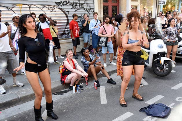 RECORD DATE NOT STATED Music Festival Amid Heatwave In Paris Music Festival 2026 in the Canal Saint-Martin, amid a heatwave in Paris, 40°C expected towards temperature records in France on June 21, 2026. Meteo France has triggered a red heat wave alert in 35 departments. Photo by Alain Apaydin ABACAPRESS  Copyright: xApaydinxAlain ABACAx