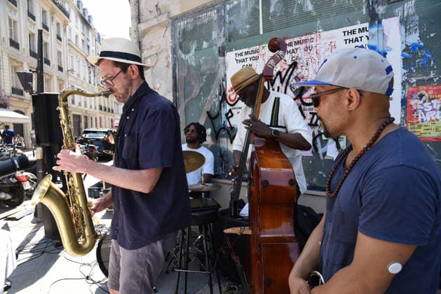 RECORD DATE NOT STATED Music Festival Amid Heatwave In Paris Music Festival 2026 in the Canal Saint-Martin, amid a heatwave in Paris, 40°C expected towards temperature records in France on June 21, 2026. Meteo France has triggered a red heat wave alert in 35 departments. Photo by Alain Apaydin ABACAPRESS  Copyright: xApaydinxAlain ABACAx