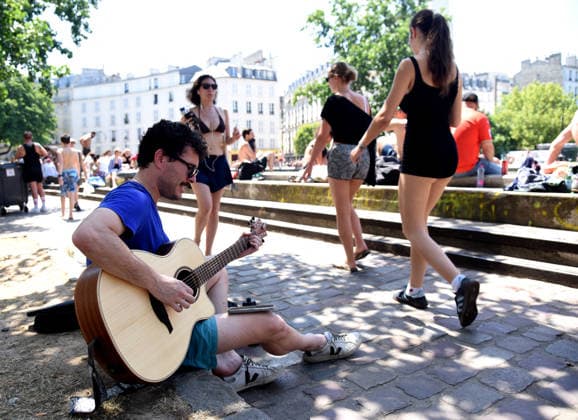 RECORD DATE NOT STATED Music Festival Amid Heatwave In Paris Music Festival 2026 in the Canal Saint-Martin, amid a heatwave in Paris, 40°C expected towards temperature records in France on June 21, 2026. Meteo France has triggered a red heat wave alert in 35 departments. Photo by Alain Apaydin ABACAPRESS  Copyright: xApaydinxAlain ABACAx