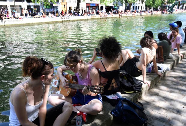 RECORD DATE NOT STATED Music Festival Amid Heatwave In Paris Music Festival 2026 in the Canal Saint-Martin, amid a heatwave in Paris, 40°C expected towards temperature records in France on June 21, 2026. Meteo France has triggered a red heat wave alert in 35 departments. Photo by Alain Apaydin ABACAPRESS  Copyright: xApaydinxAlain ABACAx