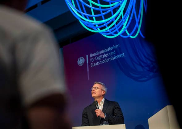Karsten Wildberger EUR, Deutschland, Berlin, 21.06.2026: Karsten Wildberger (CDU), Bundesminister für Digitalisierung und Staatsmodernisierung am Tag der offenen Tür im BMDS - im Gespräch mit Unternehmern der Digitalbranche und Bürger im Dialog *** Karsten Wildberger (EUR), Germany, Berlin, June 21, 2026 Karsten Wildberger (CDU), Federal Minister for Digitalization and State Modernization, speaking with entrepreneurs from the digital sector and engaging in dialogue with citizens during the Open House at the BMDS,detected_source_language