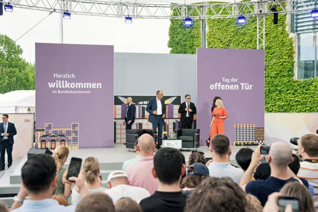 Berlin, 21.06.2026 Tag der offenen Tür der Bundesregierung im Bundeskanzleramt. Bundeskanzler Friedrich Merz steht auf der Bühne und stellt sich den Fragen des Publikums. *** Berlin, June 21, 2026