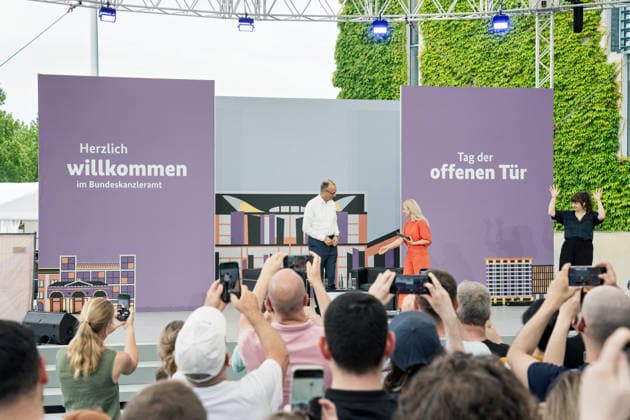 Berlin, 21.06.2026 Tag der offenen Tür der Bundesregierung im Bundeskanzleramt. Bundeskanzler Friedrich Merz steht auf der Bühne und stellt sich den Fragen des Publikums. *** Berlin, June 21, 2026
